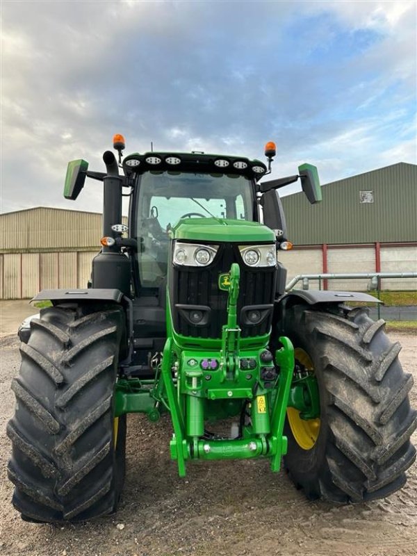 Traktor του τύπου John Deere 6R250 2 stk fra samme gård. 530 / 590 timer. Den nye 6R model. Ring til Ulrik på 40255544. Jeg snakker Jysk, tysk og engelsk., Gebrauchtmaschine σε Kolding (Φωτογραφία 6)