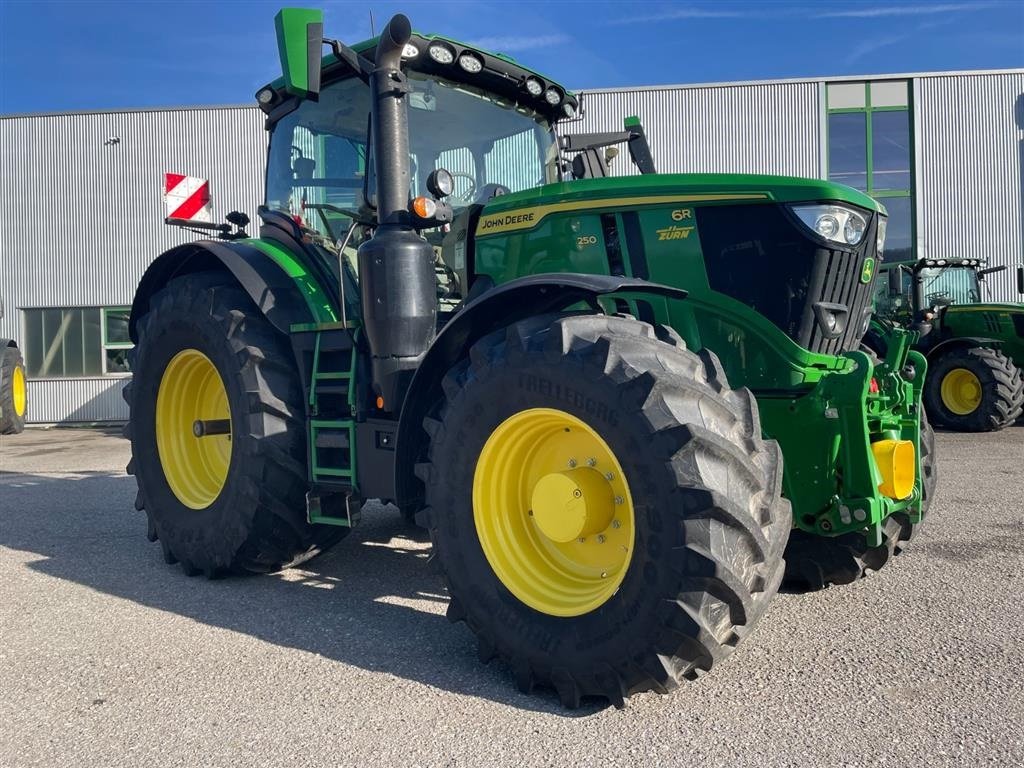 Traktor Türe ait John Deere 6R250 Den nye 6R model med front PTO, Command Arm, Ultimate lyspakke og JD PowerGard garanti., Gebrauchtmaschine içinde Kolding (resim 2)