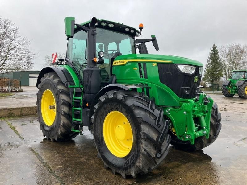 Traktor типа John Deere 6R250 Den nyeste 6R model. Command Arm. Command Pro. AutoTrac klar. Flere på vej ind. Ring til Ulrik på 40255544. Jeg snakker Jysk, tysk og engelsk., Gebrauchtmaschine в Kolding (Фотография 1)