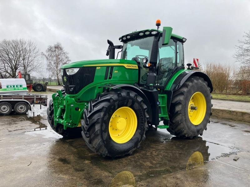 Traktor des Typs John Deere 6R250 Den nyeste 6R model. Command Arm. Command Pro. AutoTrac klar. Flere på vej ind. ring til Ulrik på 40255544. Jeg snakker Jysk., Gebrauchtmaschine in Kolding (Bild 1)