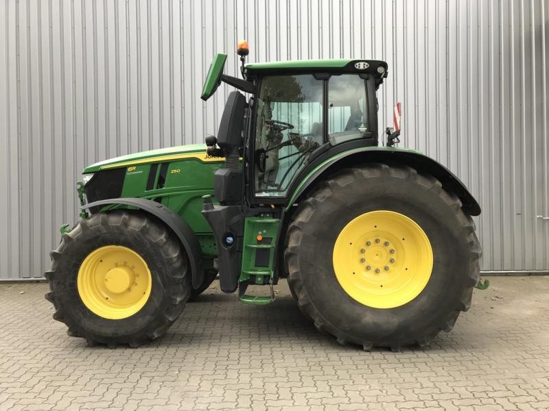 Traktor typu John Deere 6R250 Den nyeste 6R model. Command Arm. Command Pro. AutoTrac klar. Flere på vej ind. ring til Ulrik på 40255544. Jeg snakker Jysk., Gebrauchtmaschine w Kolding (Zdjęcie 1)