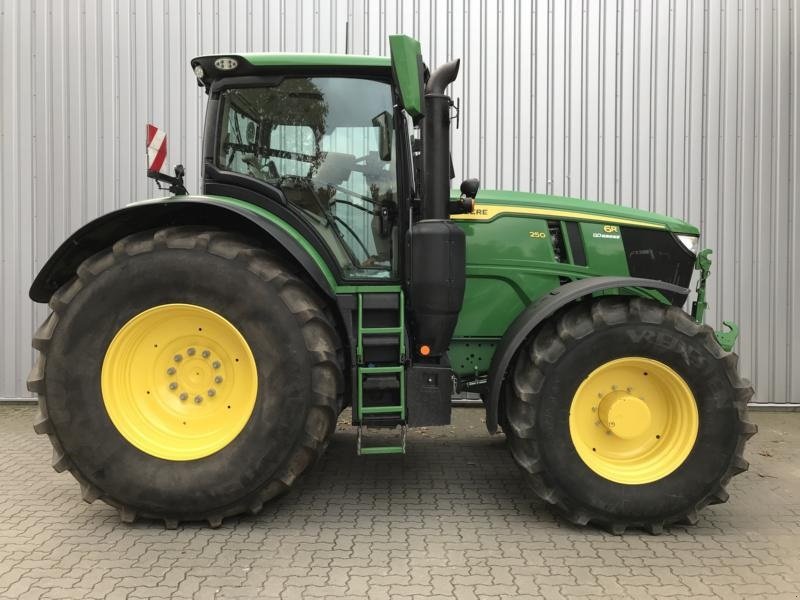 Traktor Türe ait John Deere 6R250 Den nyeste 6R model. Command Arm. Command Pro. AutoTrac klar. Flere på vej ind. ring til Ulrik på 40255544. Jeg snakker Jysk., Gebrauchtmaschine içinde Kolding (resim 1)