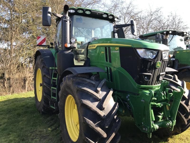 Traktor του τύπου John Deere 6R250 Den nyeste 6R model. Command Arm. Command Pro. AutoTrac klar. Flere på vej ind. ring til Ulrik på 40255544. Jeg snakker Jysk., Gebrauchtmaschine σε Kolding (Φωτογραφία 1)