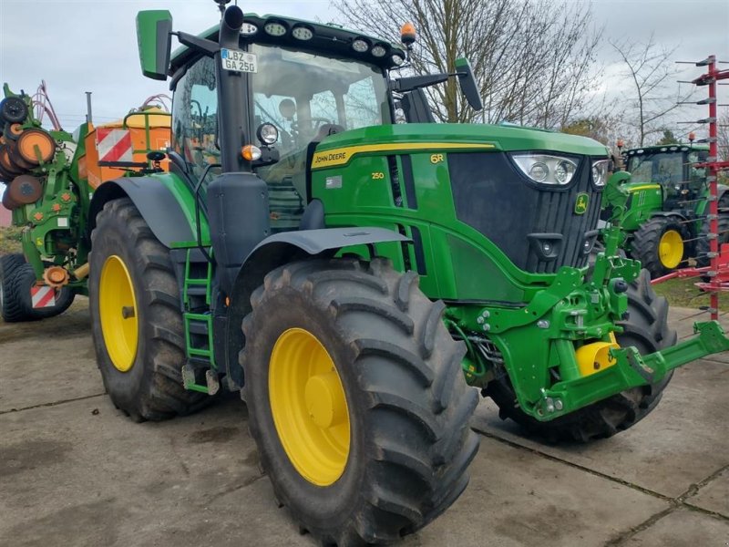 Traktor of the type John Deere 6R250 Den nyeste 6R model. Front PTO. Command Arm. Command Pro. AutoTrac klar. Flere på vej ind. ring til Ulrik på 40255544. Jeg snakker Jysk., Gebrauchtmaschine in Kolding (Picture 1)