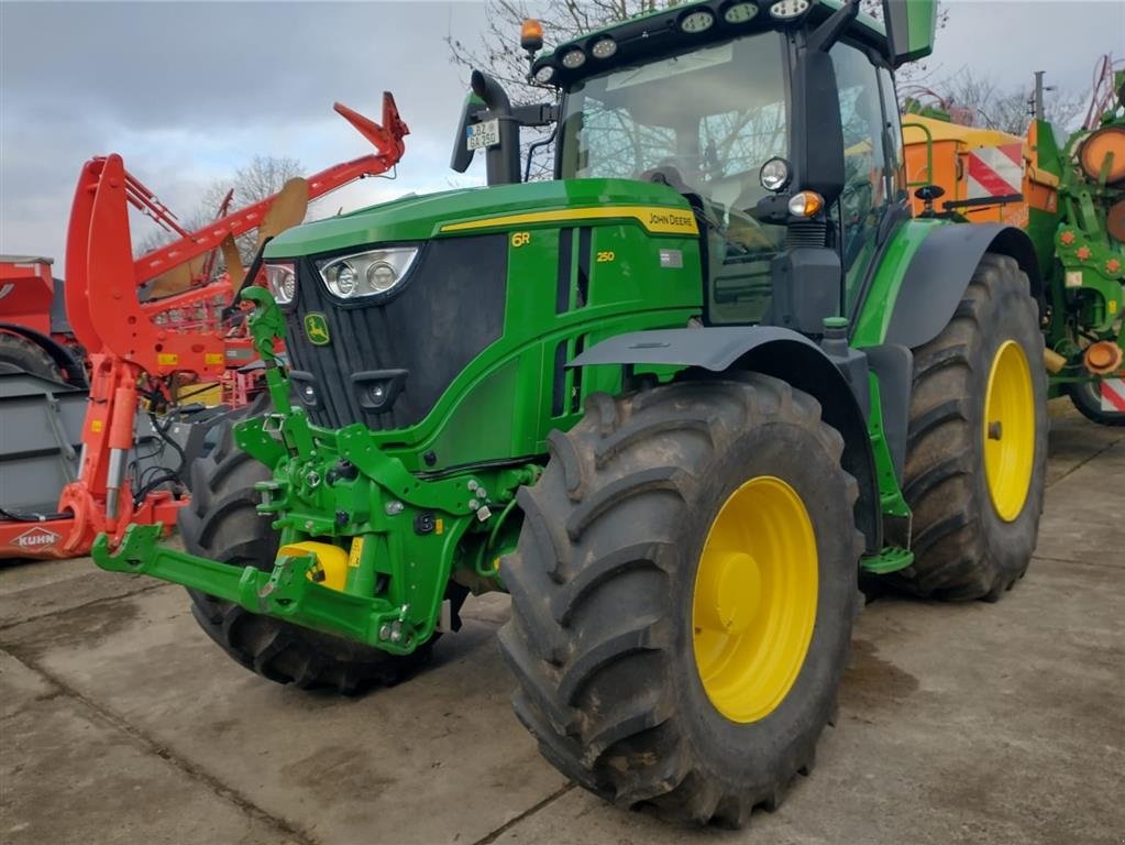 Traktor типа John Deere 6R250 Den nyeste 6R model. Front PTO. Command Arm. Command Pro. AutoTrac klar. Flere på vej ind. ring til Ulrik på 40255544. Jeg snakker Jysk., Gebrauchtmaschine в Kolding (Фотография 2)