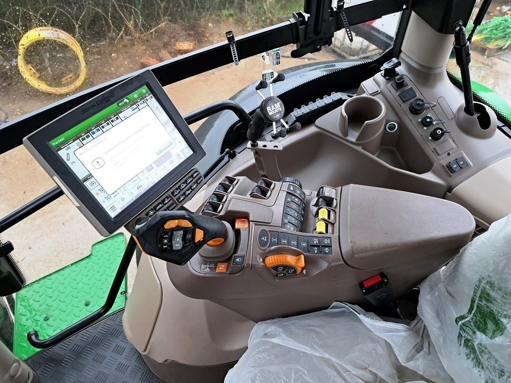 Traktor typu John Deere 6R250 Front PTO. AutoTrac GPS klar. Command Arm. Ring til Ulrik på 40255544. Jeg snakker Jysk, tysk og engelsk., Gebrauchtmaschine w Kolding (Zdjęcie 8)