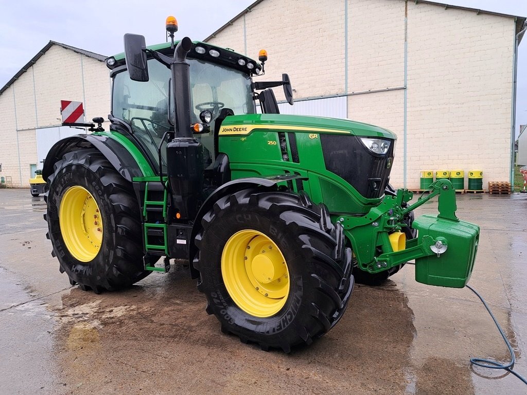 Traktor typu John Deere 6R250 Front PTO. AutoTrac GPS klar. Command Arm. Ring til Ulrik på 40255544. Jeg snakker Jysk, tysk og engelsk., Gebrauchtmaschine w Kolding (Zdjęcie 1)