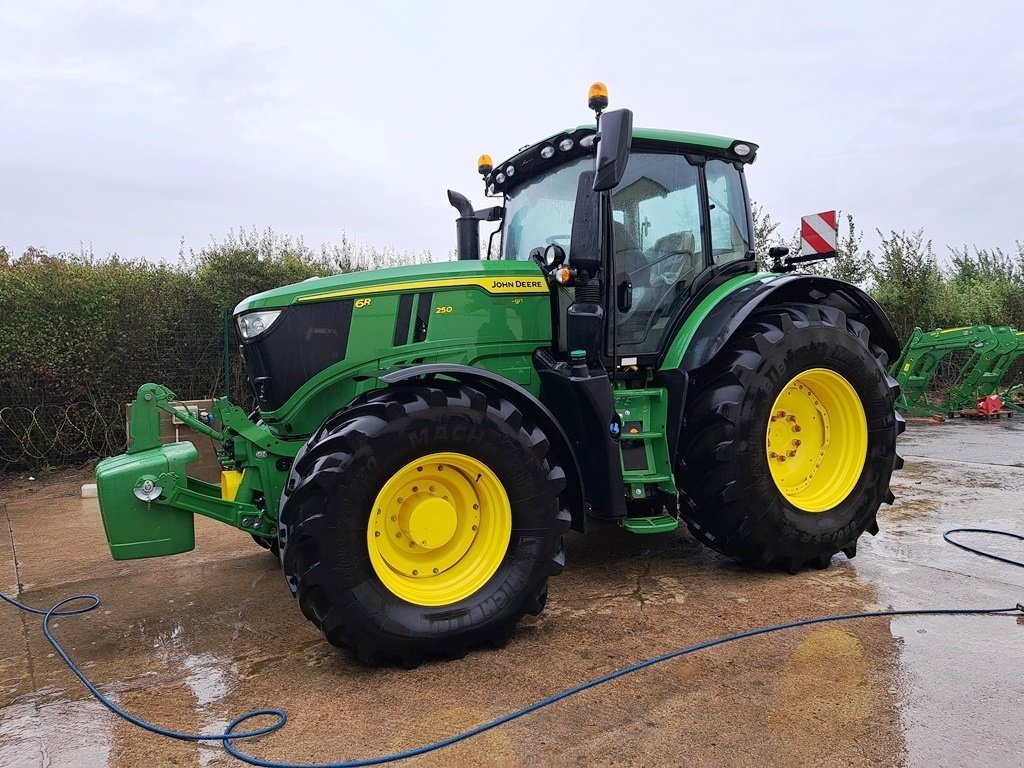 Traktor des Typs John Deere 6R250 Front PTO. AutoTrac GPS klar. Command Arm. Ring til Ulrik på 40255544. Jeg snakker Jysk, tysk og engelsk., Gebrauchtmaschine in Kolding (Bild 2)