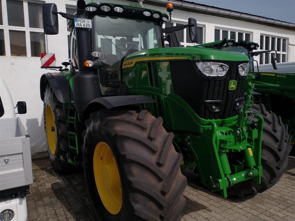 Traktor Türe ait John Deere 6R250 Fuldt udstyret og med kun 360 timer. Den nye 6R model. Ring til Ulrik på 40255544. Jeg snakker Jysk, tysk og engelsk., Gebrauchtmaschine içinde Kolding (resim 2)