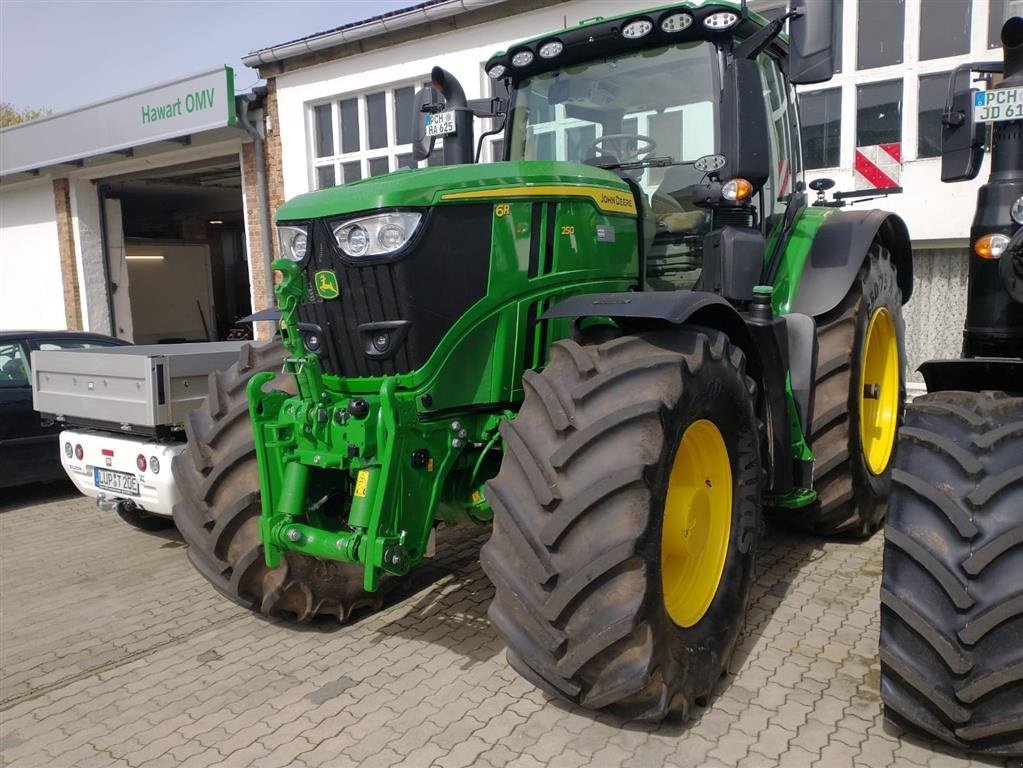 Traktor du type John Deere 6R250 Fuldt udstyret og med kun 590 timer. Den nye 6R model. Starfire 7000 GPS Antenne. RTK.Ring til Ulrik på 40255544. Jeg snakker Jysk, tysk og engelsk., Gebrauchtmaschine en Kolding (Photo 1)