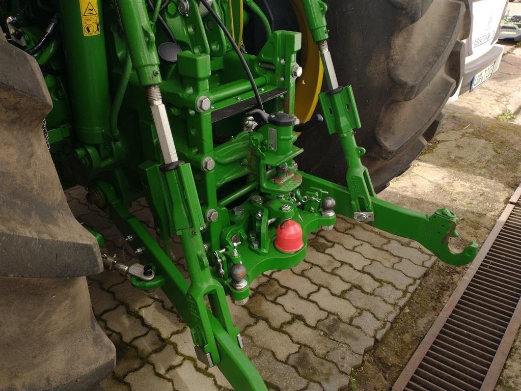 Traktor tip John Deere 6R250 Fuldt udstyret og med kun 590 timer. Den nye 6R model. Starfire 7000 GPS Antenne. RTK.Ring til Ulrik på 40255544. Jeg snakker Jysk, tysk og engelsk., Gebrauchtmaschine in Kolding (Poză 8)