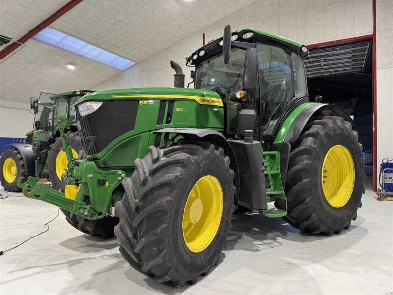 Traktor del tipo John Deere 6R250 KUN 1300 TIMER! MEDE FRONT PTO OG GEN5 SKÆRM!, Gebrauchtmaschine en Nørager (Imagen 1)