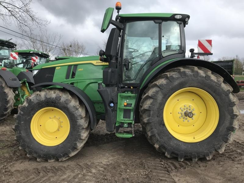 Traktor des Typs John Deere 6R250 Kun 260 Timer. Command Arm. Command Pro. AutoTrac ready. Sektionskontrol aktiveret. Flere på vej. Ring til Ulrik på 40255544. Jeg snakker Jysk, tysk og engelsk., Gebrauchtmaschine in Kolding (Bild 2)