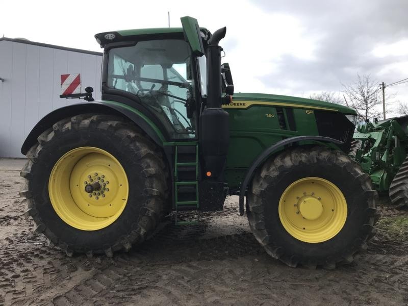 Traktor des Typs John Deere 6R250 Kun 260 Timer. Command Arm. Command Pro. AutoTrac ready. Sektionskontrol aktiveret. Flere på vej. Ring til Ulrik på 40255544. Jeg snakker Jysk, tysk og engelsk., Gebrauchtmaschine in Kolding (Bild 3)