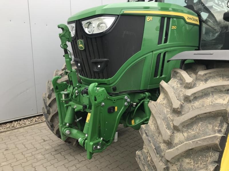 Traktor typu John Deere 6R250 Kun 260 Timer. Command Arm. Command Pro. AutoTrac ready. Sektionskontrol aktiveret. Flere på vej. Ring til Ulrik på 40255544. Jeg snakker Jysk, tysk og engelsk., Gebrauchtmaschine v Kolding (Obrázek 6)