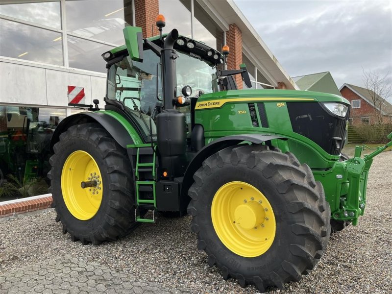 Traktor typu John Deere 6R250 luft og hydrauliske trailerbremse, Gebrauchtmaschine w Nørager