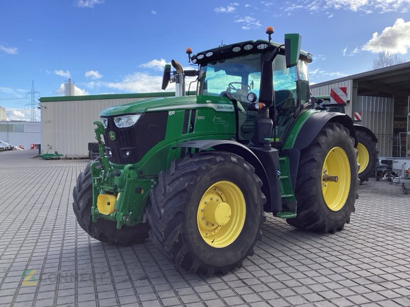 Traktor van het type John Deere 6R250 mit FKH/ FZW/ CommandPro/..., Gebrauchtmaschine in Jahnatal (Foto 1)