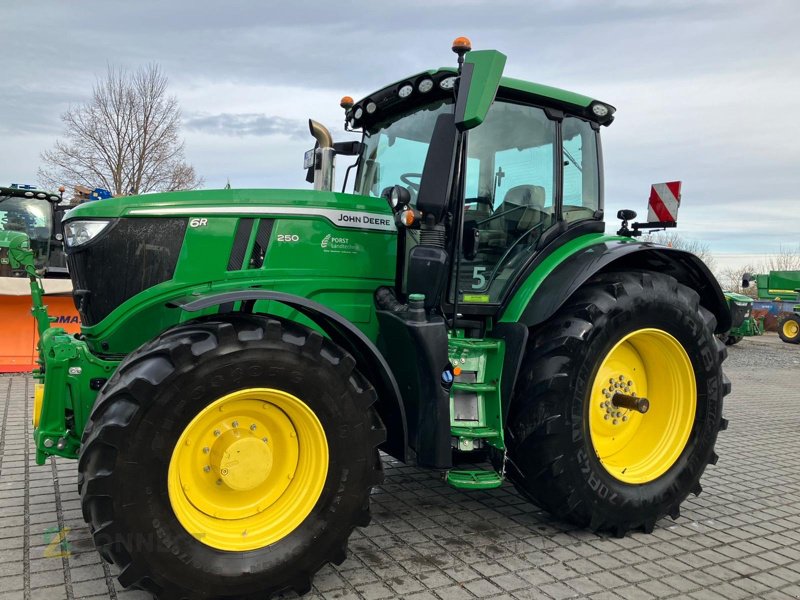 Traktor typu John Deere 6R250 mit FKH/ FZW/ CommandPro/..., Gebrauchtmaschine v Jahnatal (Obrázek 1)