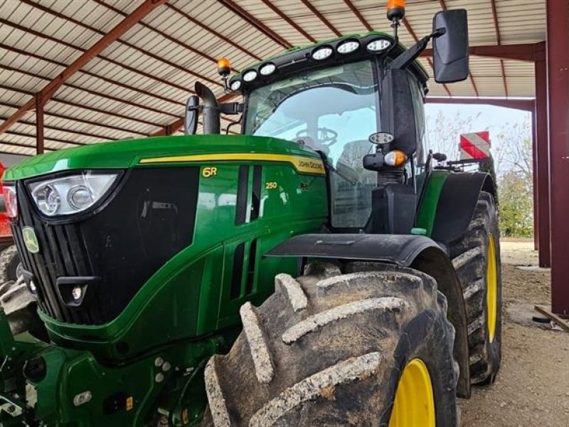 Traktor of the type John Deere 6R250 StarFire. AutoTrack. Front lift. AutoPower. TLS. Ring til Ulrik på 40255544. Jeg snakker Jysk, tysk og engelsk., Gebrauchtmaschine in Kolding (Picture 1)