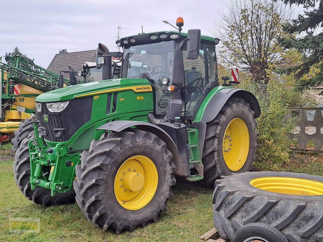 Traktor van het type John Deere 6R250, Neumaschine in Klietz (Foto 4)