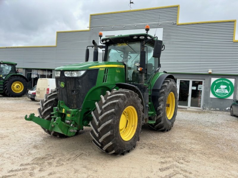 Traktor tipa John Deere 7230R, Gebrauchtmaschine u CHAUMESNIL