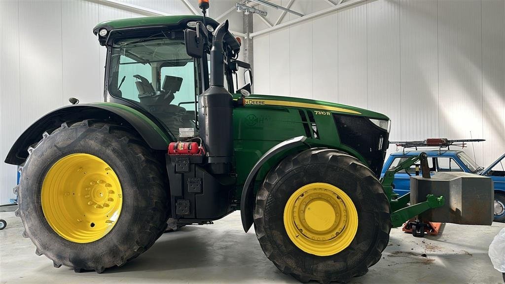 Traktor of the type John Deere 7310R Front PTO. GPS. Auto Steer aktiveret. Foraksel og førerhus affjedret., Gebrauchtmaschine in Kolding (Picture 1)