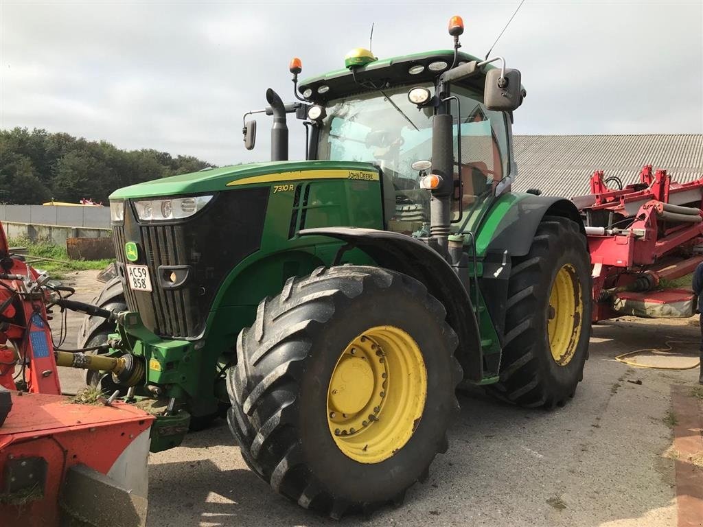 Traktor Türe ait John Deere 7310R Front PTO og lift. GPS ready. Affjedret foraksel og kabine. Ring til Ulrik på 40255544. Jeg snakker Jysk., Gebrauchtmaschine içinde Kolding (resim 3)