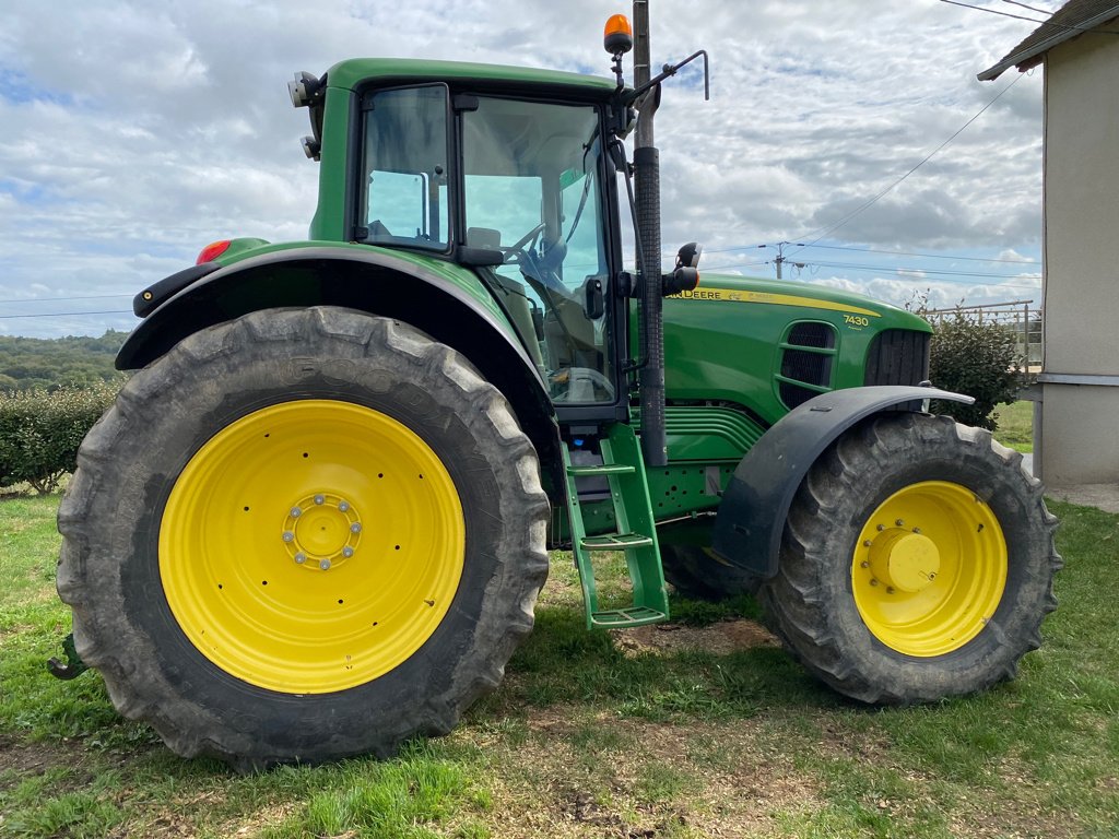 Traktor типа John Deere 7430 PREMIUM, Gebrauchtmaschine в PIERRE BUFFIERE (Фотография 4)