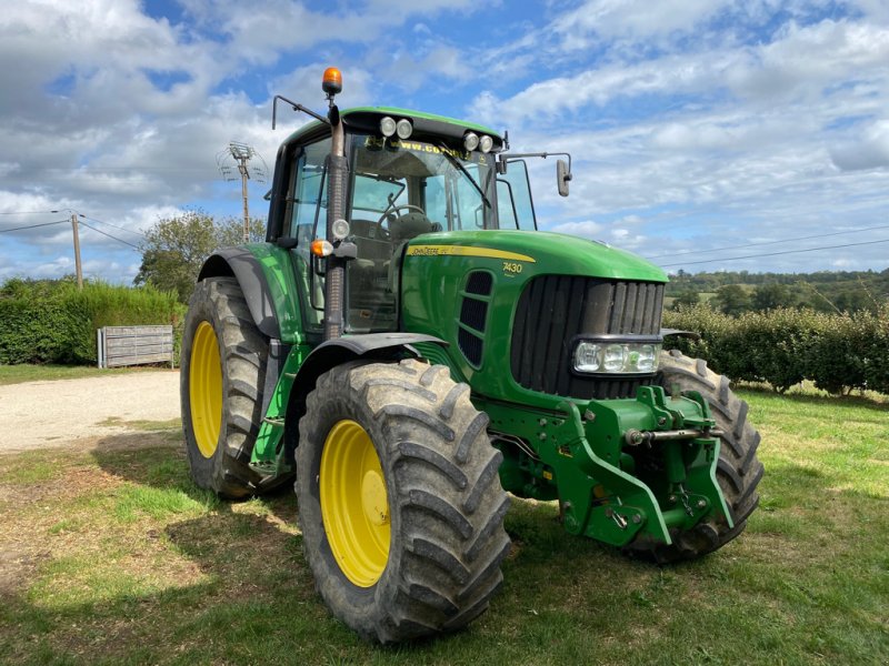 Traktor of the type John Deere 7430 PREMIUM, Gebrauchtmaschine in PIERRE BUFFIERE