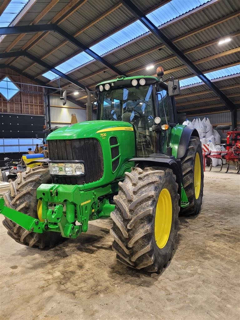 Traktor Türe ait John Deere 7530 Premium, Auto track ready og med frontlift på., Gebrauchtmaschine içinde Lintrup (resim 3)