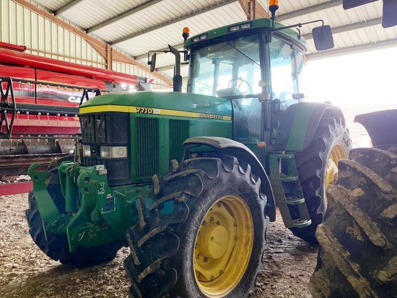 Traktor tipa John Deere 7710, Gebrauchtmaschine u SAINT-GERMAIN DU PUY (Slika 1)