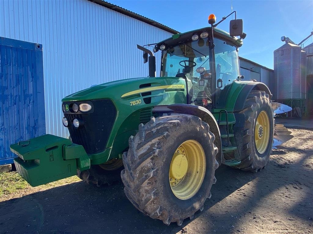 Traktor от тип John Deere 7830 KUN 4650 timer! AutoQuad. Affjedret foraksel. Luftbremser, GPS Autotrac klar. Ring til Ulrik 0045-40255544 for flere billeder og info om fremvisning mm. Jeg snakker Jysk, tysk og engelsk, Gebrauchtmaschine в Kolding (Снимка 1)