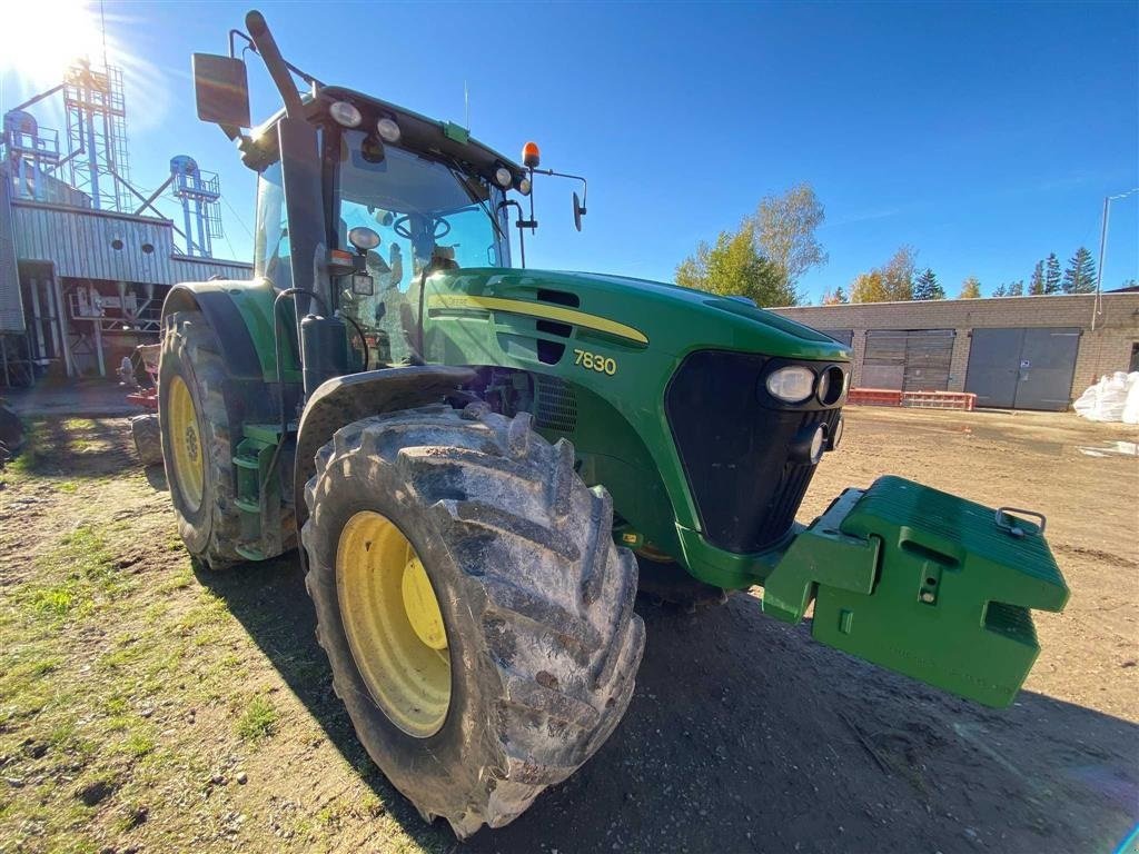 Traktor del tipo John Deere 7830 KUN 4650 timer! AutoQuad. Affjedret foraksel. Luftbremser, GPS Autotrac klar. Ring til Ulrik 0045-40255544 for flere billeder og info om fremvisning mm. Jeg snakker Jysk, tysk og engelsk, Gebrauchtmaschine en Kolding (Imagen 3)