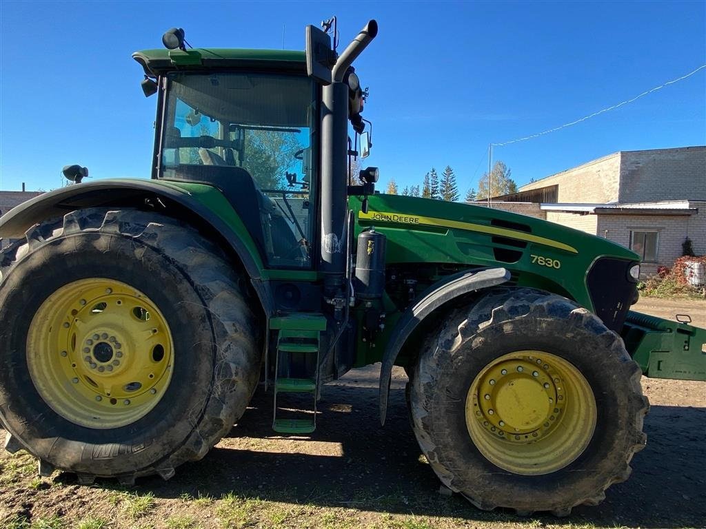 Traktor typu John Deere 7830 KUN 4650 timer! AutoQuad. Affjedret foraksel. Luftbremser, GPS Autotrac klar. Ring til Ulrik 0045-40255544 for flere billeder og info om fremvisning mm. Jeg snakker Jysk, tysk og engelsk, Gebrauchtmaschine w Kolding (Zdjęcie 4)