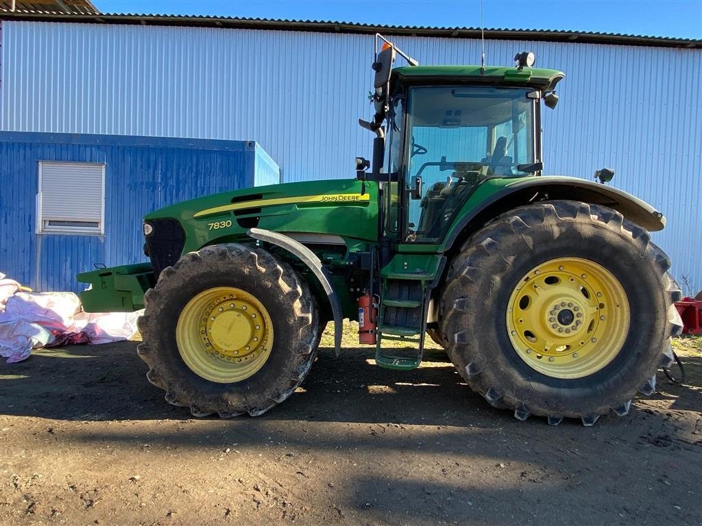 Traktor a típus John Deere 7830 KUN 4650 timer! AutoQuad. Affjedret foraksel. Luftbremser, GPS Autotrac klar. Ring til Ulrik 0045-40255544 for flere billeder og info om fremvisning mm. Jeg snakker Jysk, tysk og engelsk, Gebrauchtmaschine ekkor: Kolding (Kép 5)