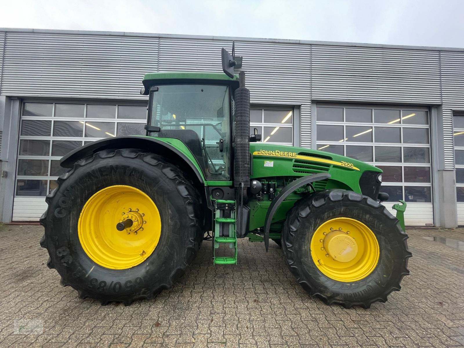 Traktor des Typs John Deere 7920, Gebrauchtmaschine in Bad Kötzting (Bild 1)