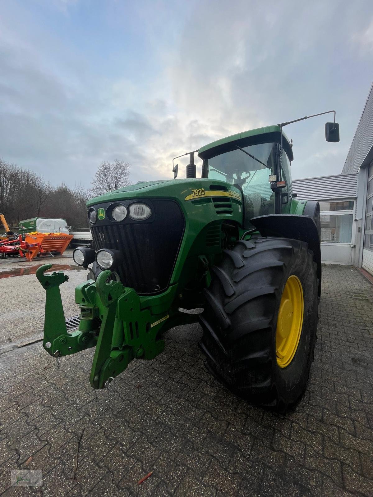 Traktor des Typs John Deere 7920, Gebrauchtmaschine in Bad Kötzting (Bild 2)