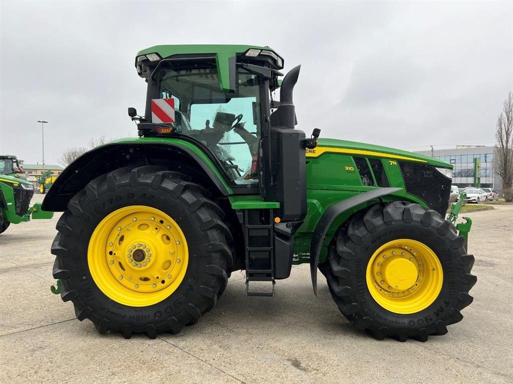 Traktor tip John Deere 7R 310 GPS klar. Stor monitor 4600 ( 10" ). Luftbremser. Hydrauliske bremser. E23 50 km/t. Ring til Ulrik på +45-40255544. Jeg snakker Jysk., Gebrauchtmaschine in Kolding (Poză 1)