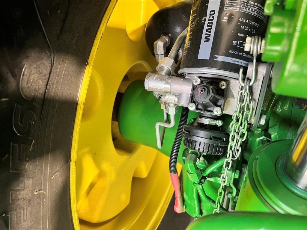 Traktor van het type John Deere 7R 330 GPS klar. Stor monitor 4600 ( 10" ). Luftbremser. Hydrauliske bremser. E23 40 km/t. Ring til Ulrik på +45-40255544. Jeg snakker Jysk., Gebrauchtmaschine in Kolding (Foto 5)