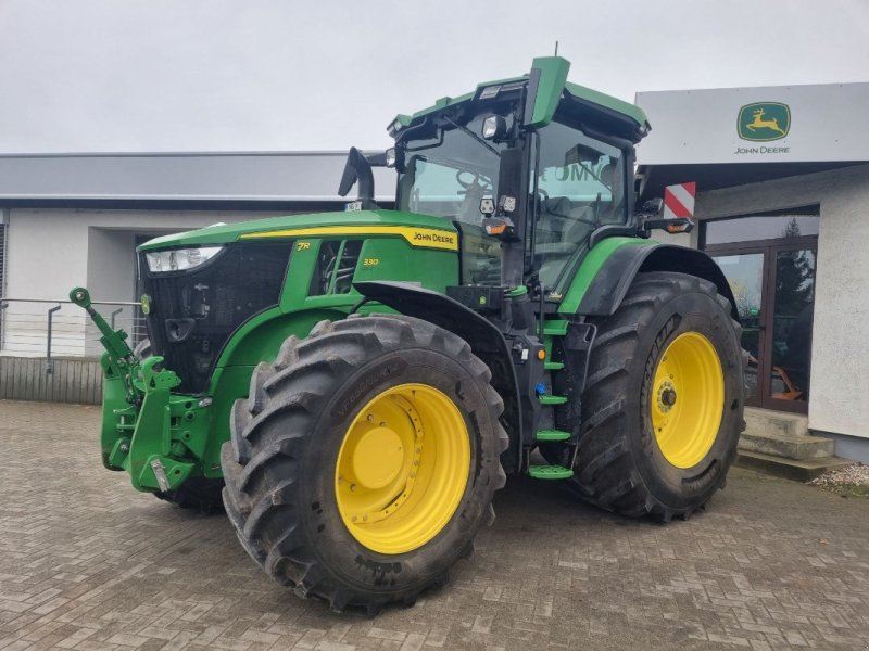 Traktor des Typs John Deere 7R 330 MY23 AP 50, Gebrauchtmaschine in Neubrandenburg (Bild 1)