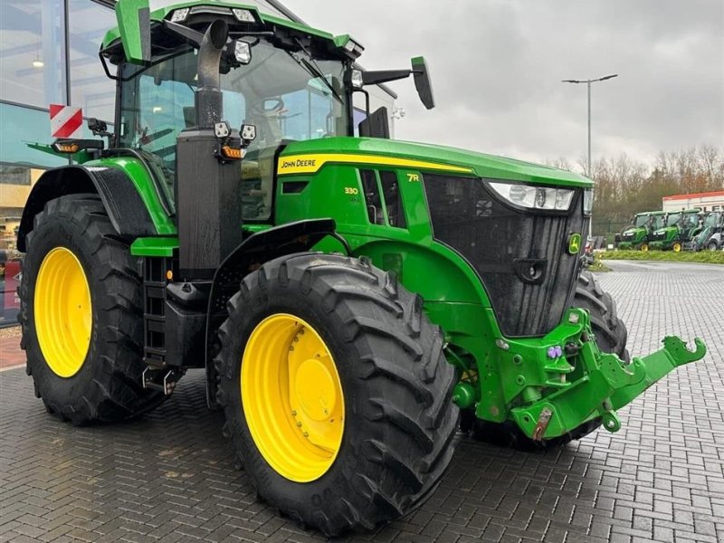 Traktor of the type John Deere 7R330 Signature Edition Alt udstyr. Den nyeste 7R model. Ring til Ulrik på 40255544. Jeg snakker Jysk., Gebrauchtmaschine in Kolding (Picture 1)