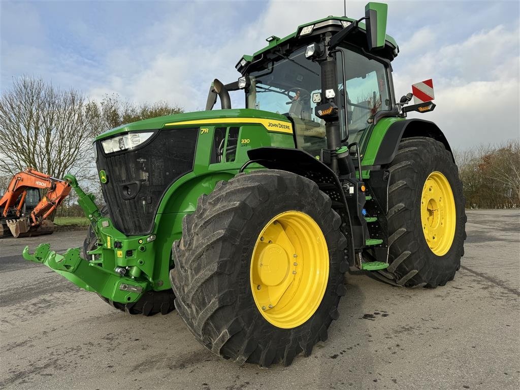 Traktor типа John Deere 7R330 Signature Edition KUN 1600 TIMER OG FRONT PTO!, Gebrauchtmaschine в Nørager (Фотография 1)