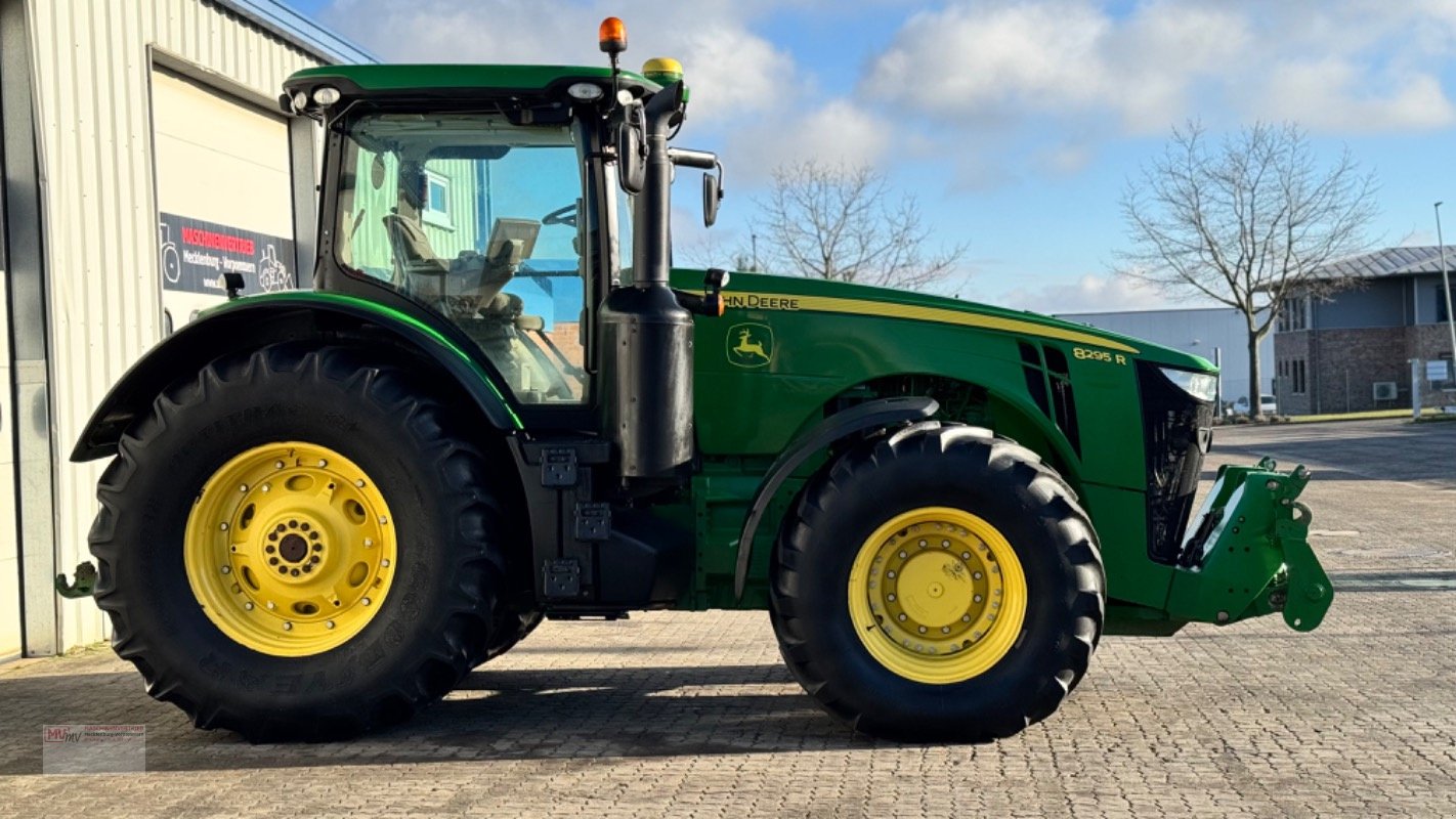 Traktor des Typs John Deere 8295R Front PTO & no AbBlue, Gebrauchtmaschine in Neubrandenburg (Bild 5)