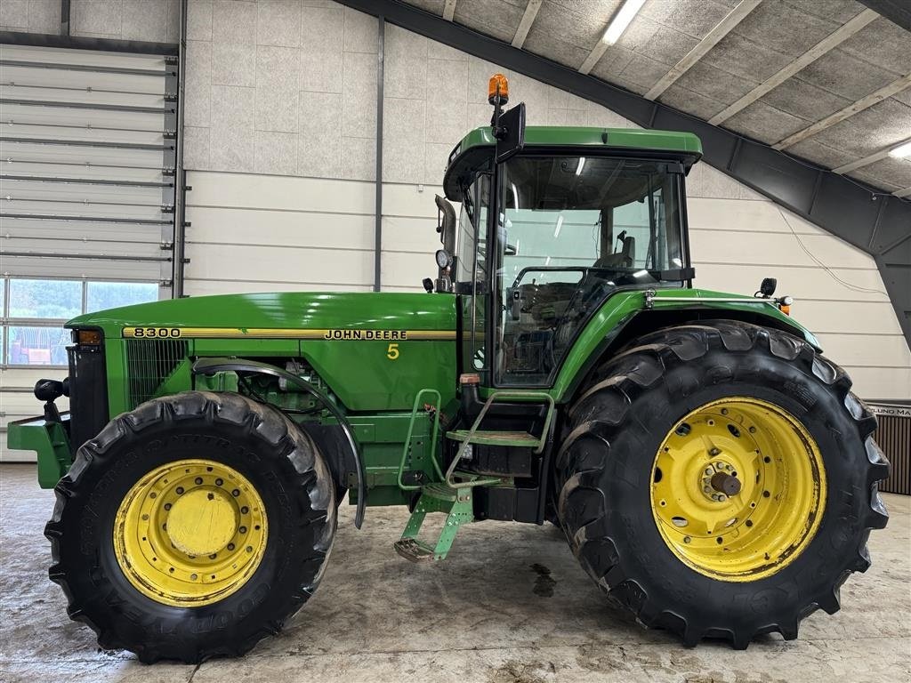 Traktor tipa John Deere 8300 Bakgear defekt, Gebrauchtmaschine u Haderup (Slika 2)