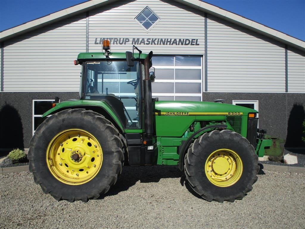 Traktor от тип John Deere 8300 Pæn regulær traktor med rigtig gode dæk på., Gebrauchtmaschine в Lintrup (Снимка 3)