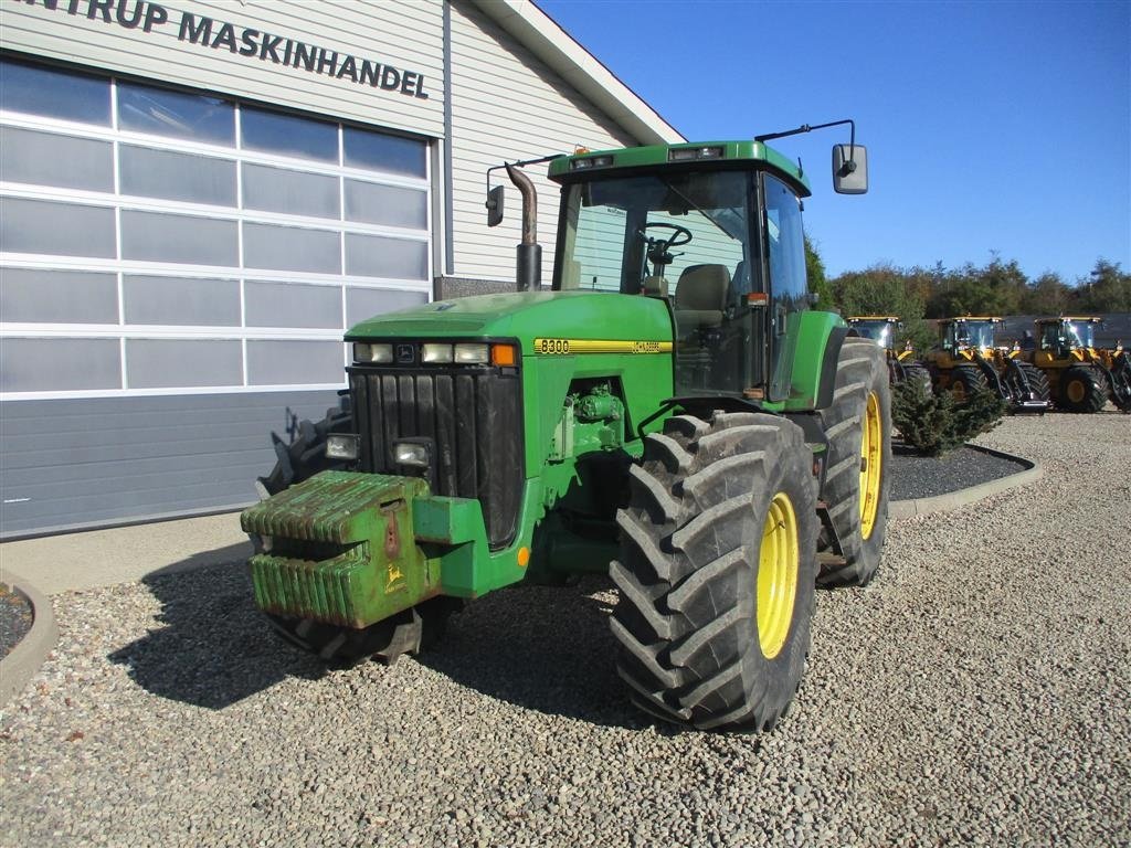 Traktor of the type John Deere 8300 Pæn regulær traktor med rigtig gode dæk på., Gebrauchtmaschine in Lintrup (Picture 7)