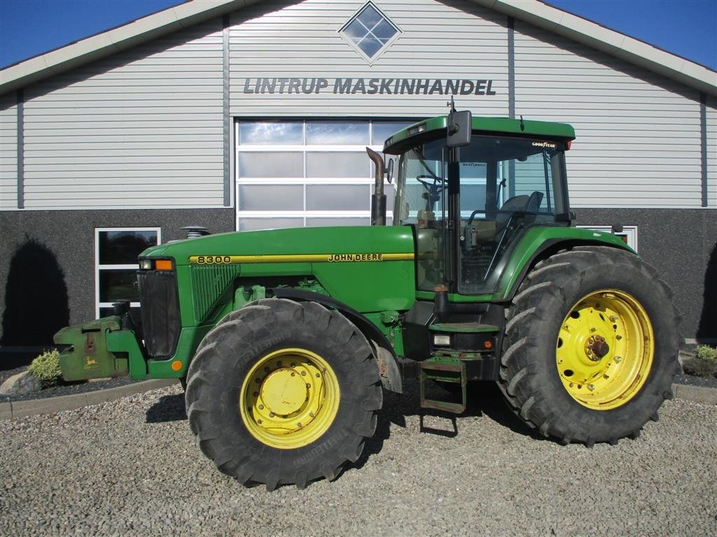 Traktor от тип John Deere 8300 Pæn regulær traktor med rigtig gode dæk på., Gebrauchtmaschine в Lintrup (Снимка 1)