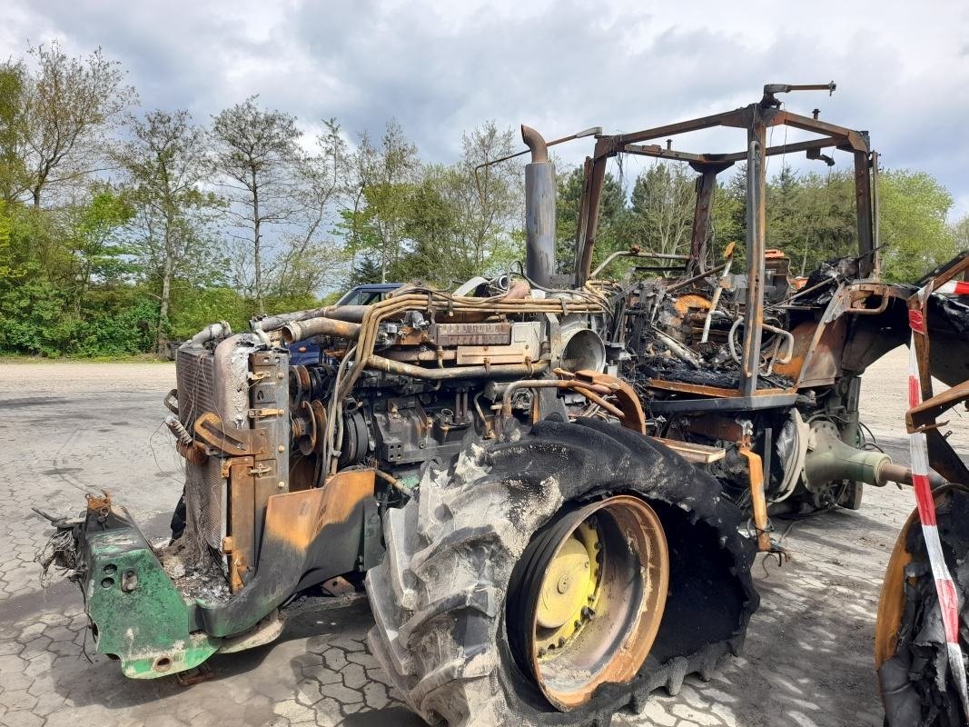 Traktor Türe ait John Deere 8330, Gebrauchtmaschine içinde Viborg (resim 2)