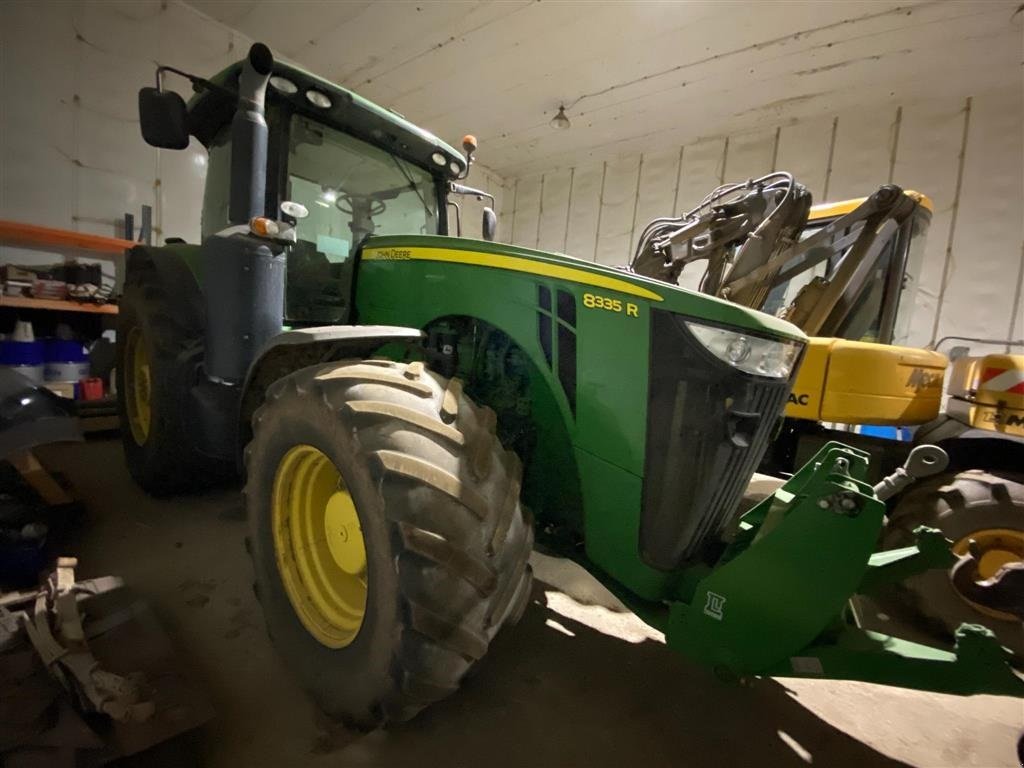 Traktor a típus John Deere 8335R 4 x tvillingehjul. Hjulvægte. GPS. AutoTrac. StarFire 3000. TLS. PowerShift. Luftbremser. ring til Ulrik på 40255544. Jeg snakker Jysk, tysk og engelsk., Gebrauchtmaschine ekkor: Kolding (Kép 1)