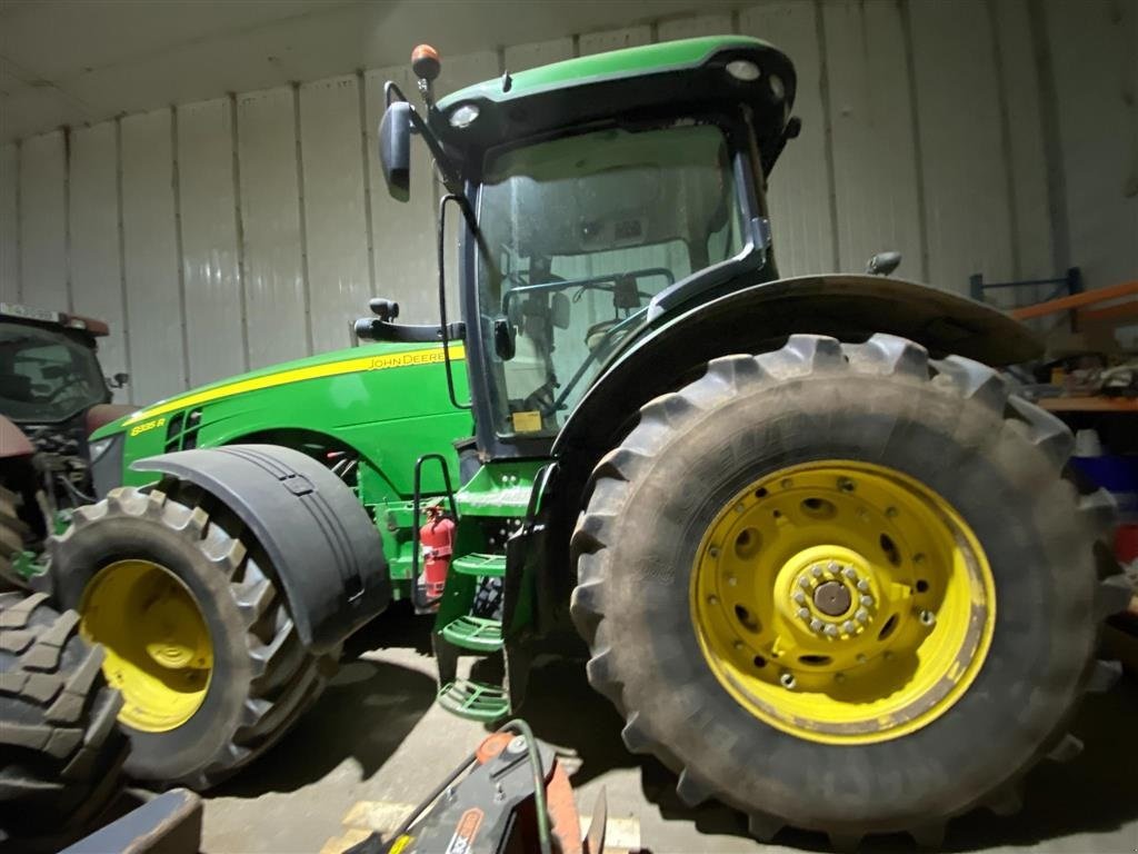 Traktor a típus John Deere 8335R 4 x tvillingehjul. Hjulvægte. GPS. AutoTrac. StarFire 3000. TLS. PowerShift. Luftbremser. ring til Ulrik på 40255544. Jeg snakker Jysk, tysk og engelsk., Gebrauchtmaschine ekkor: Kolding (Kép 3)